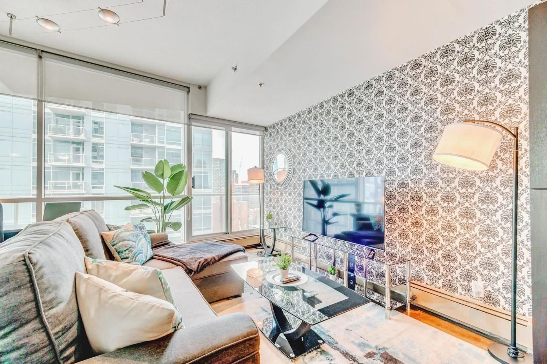 Luxury 2Br Condo - King Bed - Stunning City Views YYC Dış mekan fotoğraf